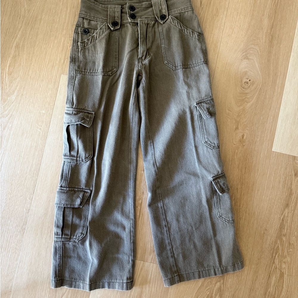 Wide-Leg Cargo Pants in Olive Green